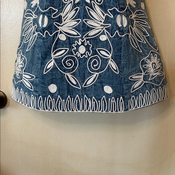 Alice + Olivia Floral Embroidered Denim Dress size 2 - Picture 4 of 15